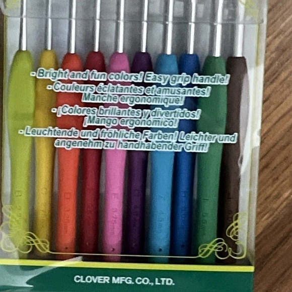 Clover 3672 Amour Crochet Hook Set, Assorted - 10 Sizes New - Picture 2 of 3